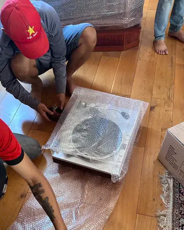 Đồ điện tử và vật dụng nhỏ được bọc riêng bằng xốp nổ