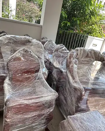 Nội thất gỗ được quấn màng PE đồng loạt tại sân chờ vận chuyển