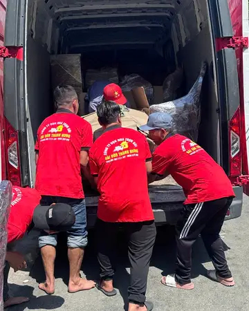 Đội ngũ Thành Hưng bốc xếp đồ đã bọc lót lên xe tải